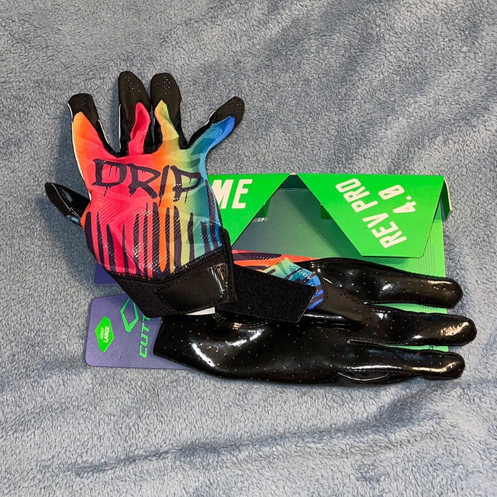 Men’s cutters football gloves.